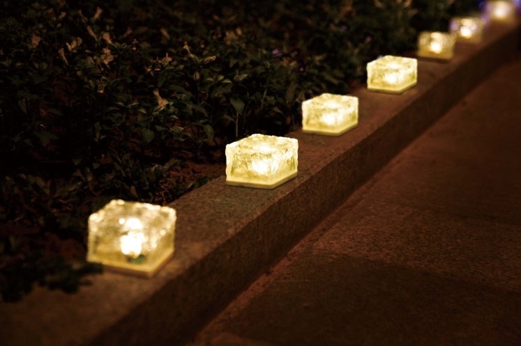 踏んでも壊れない 置いても埋め込んでも使えるソーラーライトコメリのオリジナルブランドbreezy Greenより ソーラーブロックライト が新登場 株式会社コメリ 企業リストdb